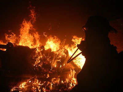 Ηράκλειο: Λαμπάδιασε ημιυπόγειο διαμέρισμα – Στο νοσοκομείο η ένοικος